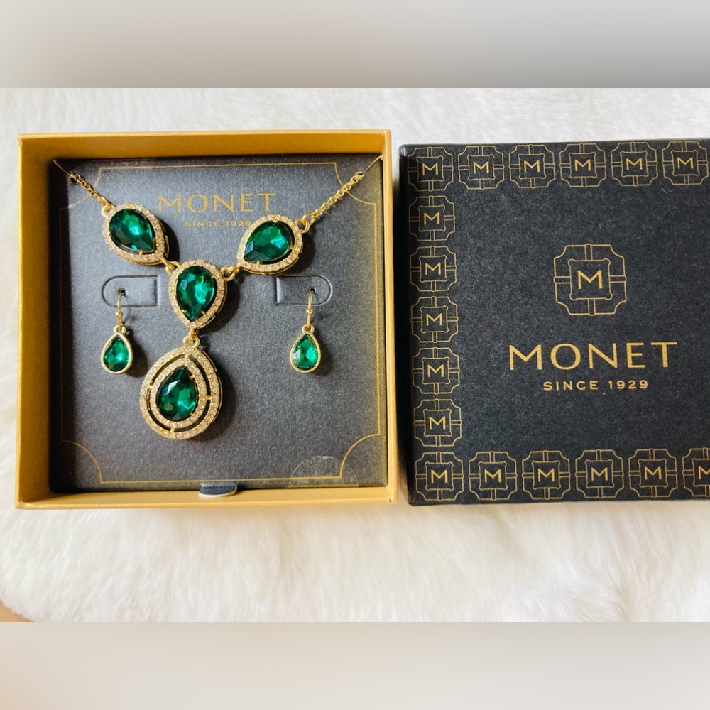 Monet Gold-Plated Necklace and Earrings Setvwith Deep Emerald Green Teardrops - Picture 3 of 4